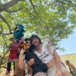 Clarice Falcão Instagram - está aberta a temporada de nostalgia pré-carnavalesca (e o fotógrafo claramente tendo um teto preto)