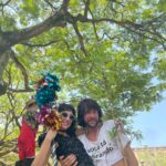 Clarice Falcão Instagram - está aberta a temporada de nostalgia pré-carnavalesca (e o fotógrafo claramente tendo um teto preto)