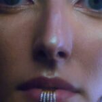 Clarice Falcão Instagram - a música e o clipe já estão no ar e eu acho que nunca me orgulhei tanto de nada na vida 🩵🐠 obrigada lucas e lucas pelo som e pelas cores e pela graça alcançada sem vocês eu até respiro mas não tem graça nenhuma. 🎵 @looksdepaiva 🎵 🎥 @cinedemer 🎥 Ar da Sua Graça: no Youtube e em todas as plataformas de streaming.