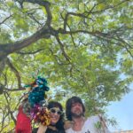 Clarice Falcão Instagram - está aberta a temporada de nostalgia pré-carnavalesca (e o fotógrafo claramente tendo um teto preto)