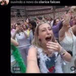 Clarice Falcão Instagram - ✨Truque✨ recebeu a maior honra do brasil contemporâneo e virou MEMES prêmio apenas comparável a ser condecorado cavaleiro do imperio britânico no imperio britânico. e agora a grande pergunta: o que acharam do album visual? (não perguntei antes pois passei 4 dias de ressaca)