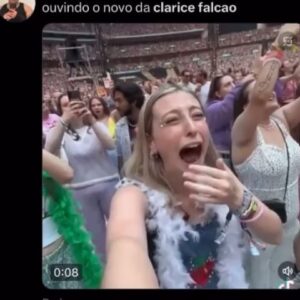 Clarice Falcão Instagram - ✨Truque✨ recebeu a maior honra do brasil contemporâneo e virou MEMES prêmio apenas comparável a ser condecorado cavaleiro do imperio britânico no imperio britânico. 

e agora a grande pergunta: o que acharam do album visual?
(não perguntei antes pois passei 4 dias de ressaca)