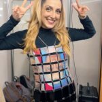 Clarice Falcão Instagram - minha @crocsbrasil me deu confiança para sambar mesmo sendo péssima nisso, e todo mundo sabe que o que conta é a confiança !!! #FestivalComCrocs #CrocsBrasil #publi