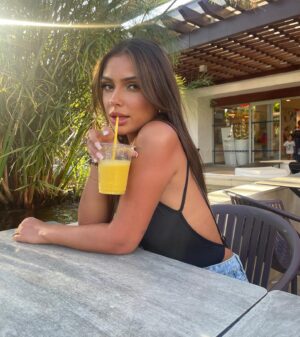 Clarysse Pereira Instagram - C’est la fin de l’aventure pour moi 🥺🌴⚪️

J’aurais aimé aller plus loin dans cette aventure mais je sais que j’ai tout donné, j’ai beaucoup pris sur moi que ça soit mentalement ou physiquement, j’ai découvert que je pouvais me surpasser, j’ai fais des choses dont j’aurais jamais penser être capable donc je reste super fière de moi ❤️

J’ai fais des rencontres de fou et j’ai vécu une expérience incroyable que je n’aurais jamais pu vivre sans toute les personnes qui travaillent dur pour que vous puissiez vous régaler devant votre tv chaque soir, je suis hyper reconnaissante 🤍

Je vous ai mis à la fin une petite photo de moi en sortant de l’aventure, j’ai perdu 5.5kg et ducoup maintenant je me suis mise au sport pour pouvoir garder ce corp 😂 

Gros💋, je vous ❤️