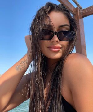 Clarysse Pereira Instagram - C’est la fin de l’aventure pour moi 🥺🌴⚪️

J’aurais aimé aller plus loin dans cette aventure mais je sais que j’ai tout donné, j’ai beaucoup pris sur moi que ça soit mentalement ou physiquement, j’ai découvert que je pouvais me surpasser, j’ai fais des choses dont j’aurais jamais penser être capable donc je reste super fière de moi ❤️

J’ai fais des rencontres de fou et j’ai vécu une expérience incroyable que je n’aurais jamais pu vivre sans toute les personnes qui travaillent dur pour que vous puissiez vous régaler devant votre tv chaque soir, je suis hyper reconnaissante 🤍

Je vous ai mis à la fin une petite photo de moi en sortant de l’aventure, j’ai perdu 5.5kg et ducoup maintenant je me suis mise au sport pour pouvoir garder ce corp 😂 

Gros💋, je vous ❤️