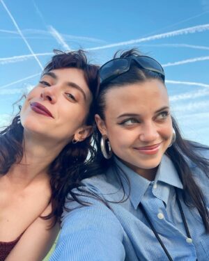 Claudia Riera Instagram - @primavera_sound 🩷🩵💜💙

Moltes gràcies @estrelladammcat  @estrelladamm 🤘🏻
@liam.creators 🌸
