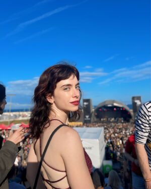 Claudia Riera Instagram - @primavera_sound 🩷🩵💜💙

Moltes gràcies @estrelladammcat  @estrelladamm 🤘🏻
@liam.creators 🌸