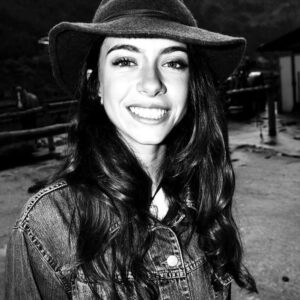 Claudia Riera Instagram - Last night I found some old photos !
This is one of my favorites ever! 🏇🏻

PS: Long hair 🙈 It’s been a while! 

📸: @ramonboquerasfoto