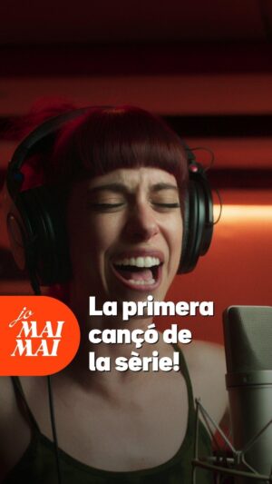 Claudia Riera Instagram - La primera cançó de #JoMaiMai3Cat 🤩🤟 Una versió molt punk del conegut tema de @JoanDausa, interpretada per l’actriu @cloriera i que és la sintonia de la sèrie!

⏯️ JA DISPONIBLE a totes les plataformes musicals i a @som3Cat, amb un videoclip que conté les primeres imatges de la ficció 👀