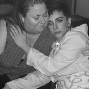Claudia Riera Instagram - Mi Cari…
Hoy es un día muy triste… Y la verdad que no sé muy bien cómo encajar la noticia. No me lo creo. No me lo quiero creer… 
Te voy a echar mucho de menos Itzi. MUCHO. 
Pero soy de las afortunadas de haber compartido camino a tu lado. A menudo lejos, pero siempre muy cerca.
Gracias por las risas, los abrazos, y nuestros dramas!! Gracias por acogerme en tu vida y presentarme a los tuyos cuando llegué a Madrid y no conocía a nadie…
Gracias por el cachondeo, por #goyana Por ser nuestra cita de finde de relax… Por ser mi madrina en esta industria… Por protegerme, guiarme, aconsejarme… ¡Y por ese corazón que a pesar de la vida siempre llevaste por delante! 

Serás sempre eterna en mí. Bon viatge estimada… 🕊️
Que ens tornem a veure ❤️ 

Mucho animo a la familia de Itziar, no puedo imaginar por lo que estáis pasando… 🙏🏻 Un abrazo tan immenso como siempre lo sera ella. Se ha ido demasiado pronto…

PS: Mirando fotos nuestras me he dado cuenta de que siempre estábamos o abrazadas o cogidas de la mano… Que guay 🤍