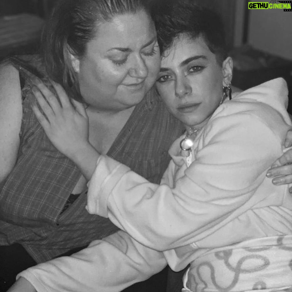 Claudia Riera - 29.8K Likes - Mi Cariā¦
Hoy es un dĆa muy triste⦠Y la verdad que no sĆ© muy bien cómo encajar la noticia. No me lo creo. No me lo quiero creerā¦
Te voy a echar mucho de menos Itzi. MUCHO.
Pero soy de las afortunadas de haber compartido camino a tu lado. A menudo lejos, pero siempre muy cerca.
Gracias por las risas, los abrazos, y nuestros dramas!! Gracias por acogerme en tu vida y presentarme a los tuyos cuando lleguĆ© a Madrid y no conocĆa a nadieā¦
Gracias por el cachondeo, por #goyana Por ser nuestra cita de finde de relax⦠Por ser mi madrina en esta industria⦠Por protegerme, guiarme, aconsejarme⦠”Y por ese corazón que a pesar de la vida siempre llevaste por delante!
SerĆ”s sempre eterna en mĆ. Bon viatge estimada⦠šļø
Que ens tornem a veure ā¤ļø
Mucho animo a la familia de Itziar, no puedo imaginar por lo que estĆ”is pasandoā¦ šš» Un abrazo tan immenso como siempre lo sera ella. Se ha ido demasiado prontoā¦
PS: Mirando fotos nuestras me he dado cuenta de que siempre estĆ”bamos o abrazadas o cogidas de la mano⦠Que guay š¤
