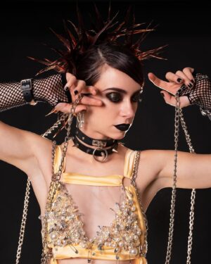 Claudia Riera Instagram - Can someone please hire me to play JINX (Powder) in the live action movie of the L.O.L animation series “Arcane” please. That would make me absolutely touching stars happy.
Thank you very much.

You guys don’t know it yet…. But you need me to play that character. ✌🏻💣☠️🖤

PS: If you haven’t seen the animation series yet, make yourself a favor. While watching it, think of me… And then make ME a favor and pressure producers. jiji Love yah! 

X.O : Clo 🧨🌸

Thiiiiiis CRAZY GIRLS DREAM TEAM made this Shoot:
Give them some Loooooove 🤘🏻💋

📸: @victoria.deeva 
👗: @style_with_elvirrofska Dress: @juaanfont 
💄: @inesdelbusto 
🐀: Neit
🐁: Aradia 

Yup, my rats are also models now. All artists in our home.