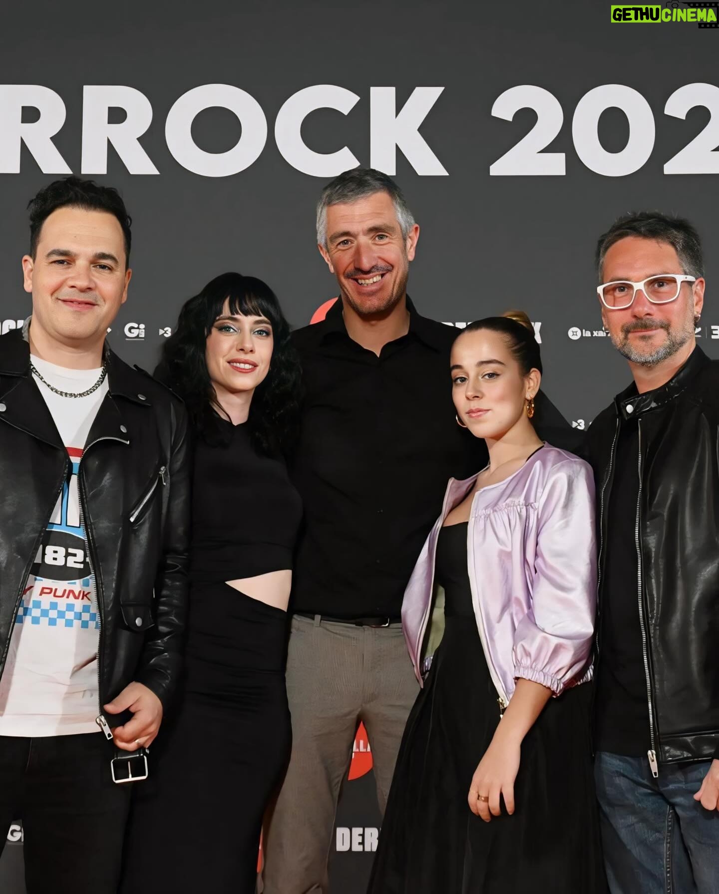 Claudia Riera - 3.4K Likes - Premis Enderrock 2024 š¤š»
Dijous passat: una nit de retrobaments inesperats amb molta mĆŗsica i tremenda companyia!
La @bertarabascall i jo vam tenir el privilegi dāentregar el premi popular al millor directe a @joandausa !š (Fet que em va fer especial ilĀ·lusió per motius evidents!! jiji ššš»)
Enhorabona a tothom, i moltes grĆ cies @grupenderrock per comptar amb nosaltres!
@jomaimai3cat š« š
š: @serratmarsal
My beautiful happy team! ā”ļøš¤
š: @tabathariviere_
@som3cat #premisenderrock24 #jomaimai3cat