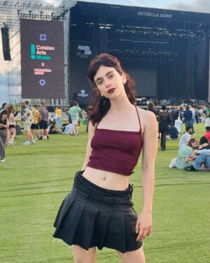 Claudia Riera Instagram - @primavera_sound 🩷🩵💜💙

Moltes gràcies @estrelladammcat  @estrelladamm 🤘🏻
@liam.creators 🌸
