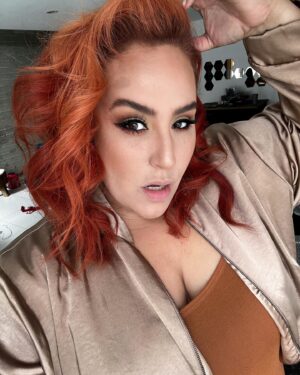 Claudia Sandoval Instagram - Stepping into a world of warmth with this radiant copper hue. 🔥✨ #NewHairWhoDis #CopperCrush (This change brought to you by my Image Consultant @ashlyshands and the Magical Hair Vixen @michelleatserendipity 

Entrando en un mundo de calidez con este radiante tono cobrizo. 🔥✨ #NewHairWhoDis #CopperCrush (Este cambio te lo trajo mi Asesor de Imagen @ashlyshands y Magical Hair Vixen @michelleatserendipity