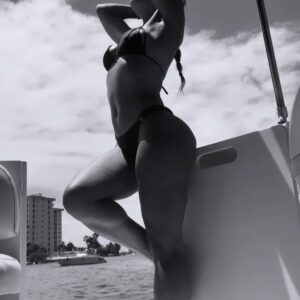 Claudia Albertario Instagram - unas de un futuro fotógrafo, hijo de mi amiga Alina que adoro!! Gracias Matt!!! Lov iu babe @bdmateobd 
🧉🇦🇷🫶❤️
•
Mi 👙 @adg_swimwear 
El 🛥️ @festival_boat 

#boat #miami #friends #family