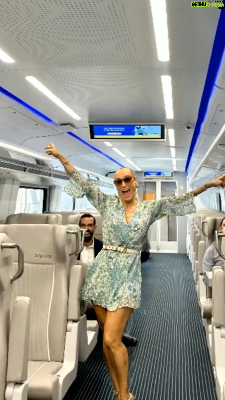 Claudia Albertario Instagram - Super experiencia en tren a Boca Raton para la inauguración de las nuevas oficinas de Fortune International Realty Super experience in train to Boca Raton for the inauguration of the new offices of Fortune International Realty. #fortune #realtor #miami #bocaraton