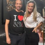 Claudia Albertario Instagram - … y un día tuvimos el honor que nos venga a ver el genio del autor de “Bajo Terapia” Ustedes saben que “Bajo Terapia” se hizo en mas de 20 paises y que en Espańa acaban de estrenar la pelicula? Es increíble lo que pasa con esta comedía maravillosa donde “nada es lo que parece” …y el remate de un final totalmente inesperado que los deja a todos con la boca abierta!!! Gracias Mati por tu texto tan brillante que nos hace flotar en cada funcion!!! @matiasdelfe ♥️ Gracias a nuestro publico por sus aplausos de pié en cada funcion!! ♥️ Vos estas dispuesto a reir sin parar??? Sabados 8.30pm Domingos 5pm Teatro 8 Pide tus tickets en Teatro8.com #comedia #comedy #teatro #latina #actors