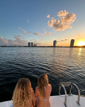 Claudia Albertario Instagram - Another day in the paradise.
Mas que agradecida 🤩🫶🙌
@festival_boat 
 
#miami #lifestyle #familytime
