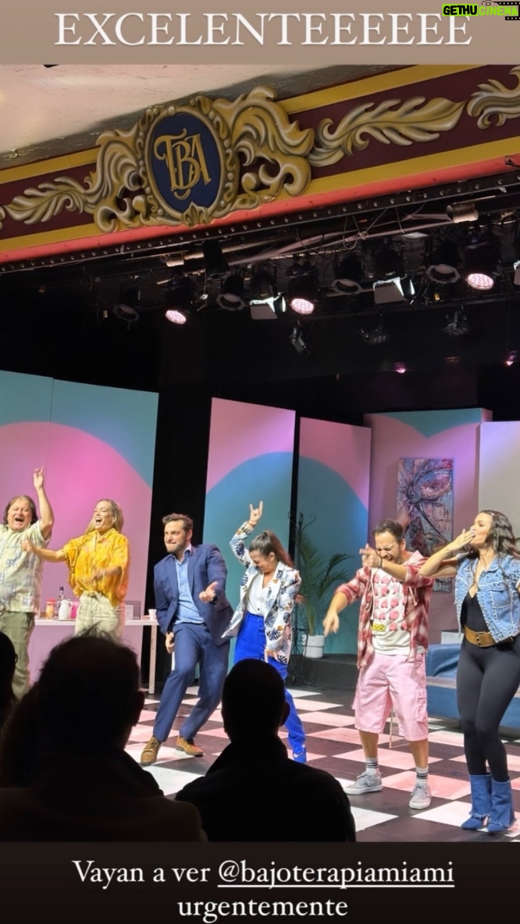 Claudia Albertario Instagram - Continua el exito de la comedia “Bajo Terapia” en el Teatro 8 !!! Sábados 8:30 pm y Domingos 5 pm Una Obra en Donde Nada es lo que Parece !!! No Te La Podes Perder !!! Compra tus tickets en teatro8.com o al 305-541-4841 #comedy #teatro #play #calle8 #bajoterapia
