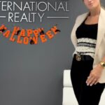 Claudia Albertario Instagram - ¡Atención inversores! Espacioso 1 bed/ 1 bath en el segundo piso. Bonito diseño con varios closets de buen tamaño y tambien tiene un espacio de estacionamiento. Bajas expensas. Situado en NorthBay Village, a poca distancia de variedad de tiendas, a 20 minutos de restaurantes y playas! Si buscan paz y serenidad este apartamento es el adecuado para ustedes! ✔️ Link bio #realestate #forsale #miami #halloween