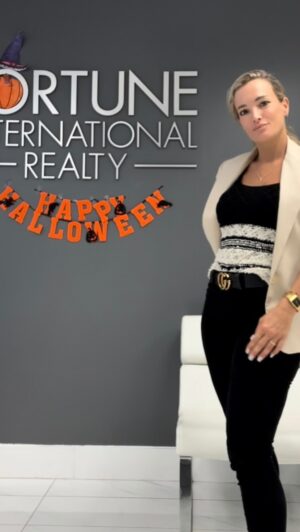 Claudia Albertario Instagram - ¡Atención inversores! Espacioso 1 bed/ 1 bath en el segundo piso. Bonito diseño con varios closets de buen tamaño y tambien tiene un espacio de estacionamiento. Bajas expensas. Situado en NorthBay Village, a poca distancia de variedad de  tiendas, a 20 minutos de restaurantes y playas!  Si buscan paz y serenidad este apartamento es el adecuado para ustedes!
✔️ Link bio

#realestate #forsale #miami #halloween