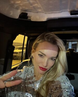 Claudia Albertario Instagram - About last night with Fortune’s Family.
Happy hollydays!! Happy new year for everyone!!! ✨🥂🥳