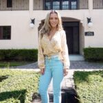Claudia Albertario Instagram - Queres Sur de la Florida ?? Buscas buena ubicación ?? Te gusta Miami Beach?? Entonces… nada mejor que esta divina casa en la prestigiosa y buscada calle North Bay Road. Con un hermoso estilo colonial esta casa de 4 cuartos y 3.5 baños repartida en dos pisos, es la ideal para remodelarla y convertirla en la casa de tus sueños. Precio $3,800,000 Sq ft 2634 M2 244 Lote 8550 sq ft/ 794 m2 La exelente ubicación de la propiedad está a pocos minutos de La Gorce Country Club, Fisher Park, las mejores escuelas y por supuesto… las paradisíacas playas de Miami!!! #miami #realestate #realty #southflorida