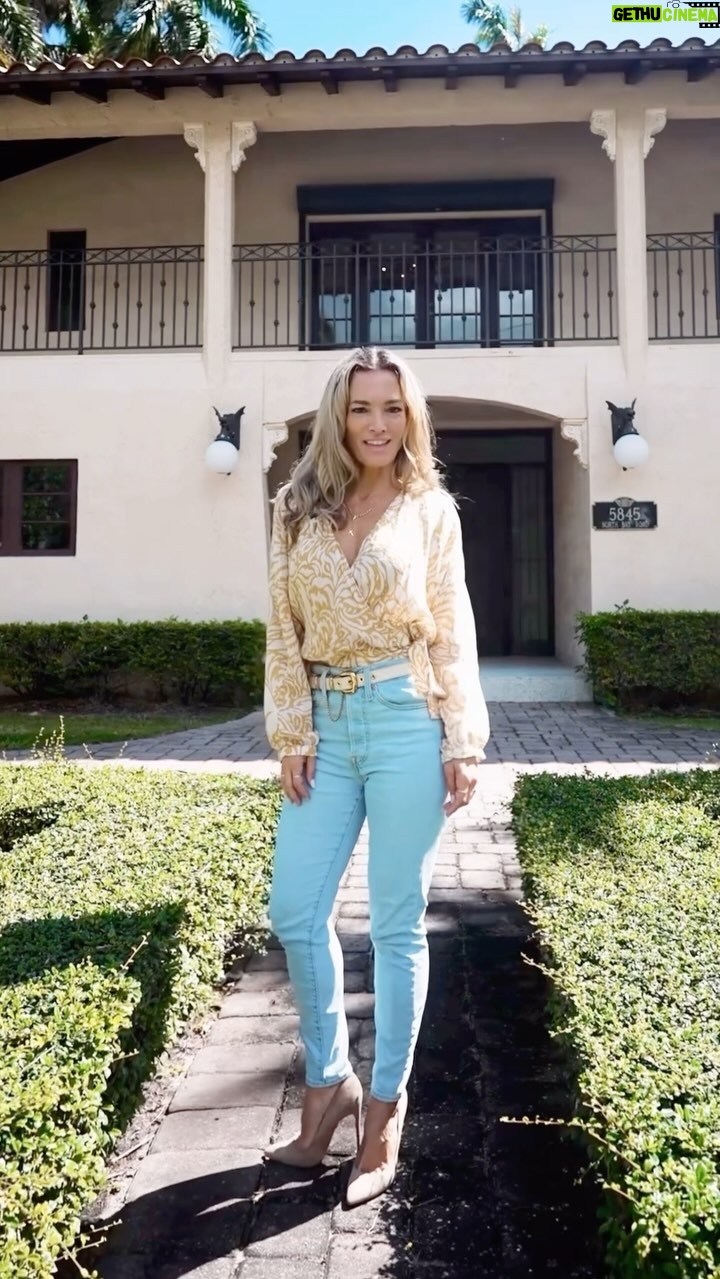 Claudia Albertario Instagram - Queres Sur de la Florida ?? Buscas buena ubicación ?? Te gusta Miami Beach?? Entonces… nada mejor que esta divina casa en la prestigiosa y buscada calle North Bay Road. Con un hermoso estilo colonial esta casa de 4 cuartos y 3.5 baños repartida en dos pisos, es la ideal para remodelarla y convertirla en la casa de tus sueños. Precio $3,800,000 Sq ft 2634 M2 244 Lote 8550 sq ft/ 794 m2 La exelente ubicación de la propiedad está a pocos minutos de La Gorce Country Club, Fisher Park, las mejores escuelas y por supuesto… las paradisíacas playas de Miami!!! #miami #realestate #realty #southflorida