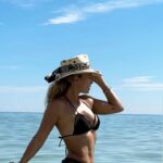 Claudia Albertario Instagram - Por una bonita semana para todos de amor y paz. 🙏🕊️🤍 For a beautiful week for everyone of love and peace. 🙏🕊️🤍 My bathing suit 👙 @adg_swimwear #beach #peace #love