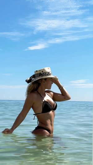 Claudia Albertario Instagram - Por una bonita semana para todos de amor y paz. 🙏🕊️🤍

For a beautiful week for everyone of love and peace. 🙏🕊️🤍

My bathing suit 👙 @adg_swimwear 

#beach #peace #love
