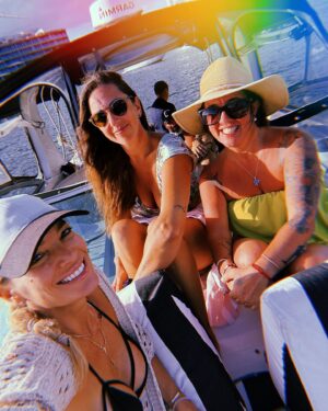 Claudia Albertario Instagram - Another day in the paradise.
Mas que agradecida 🤩🫶🙌
@festival_boat 
 
#miami #lifestyle #familytime
