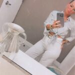 Claudia Albertario Instagram - Poniéndole onda al martes… Cual 1, 2, 3 o 4? ☺️🤓😂 #miami #lifestyle #realestate