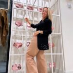 Claudia Albertario Instagram - De visita en “Simona” Experimental Boutique Tambien cuenta con la asesoría de @pitudimarco Además amo que se llame SIMONA como mi hija ❤️😍🥰