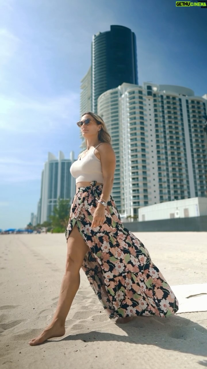 Claudia Albertario Instagram - Me complace presentarles esta exquisites; St. Reggis Residences Sunny Isles, Miami, USA. Creado por los creadores de las experiencias de vida con más visión de futuro en Miami - Fortune International Group y Château Group - The St. Regis Residences, Sunny Isles Beach, Miami, se distinguen por la silueta distintiva y el estilo de vida extraordinario donde todo es posible. Descubre un mundo en el que cada día es una experiencia extraordinaria. Consulta por privado. #streggis #sunnyislesbeach #fortune #realestate