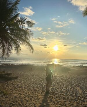 Claudia Albertario Instagram - ᴬˡᵍᵘⁿᵃˢ ᵈᵉ ᶜᵒˢᵗᵃ ʳⁱᶜᵃ 🇨🇷🤙

#familytime #SantaTeresaCR
#CostaRica #puravida #ParaísoTropical #NaturalezaCostarricense #VidaPlayera