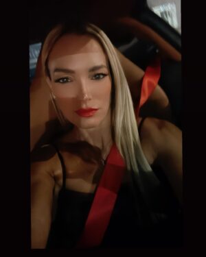 Claudia Albertario Instagram - Acá estoyyy… 
Primer entrega internacional del premio Martín Fierro Latino en Miami.
•
My dress Chiara Bonni ♡