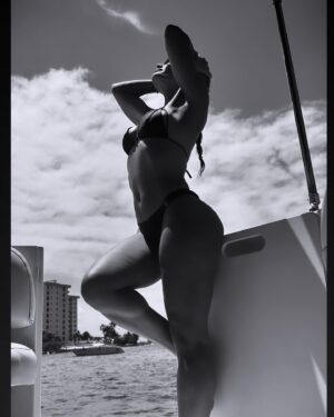Claudia Albertario Instagram - unas de un futuro fotógrafo, hijo de mi amiga Alina que adoro!! Gracias Matt!!! Lov iu babe @bdmateobd 
🧉🇦🇷🫶❤️
•
Mi 👙 @adg_swimwear 
El 🛥️ @festival_boat 

#boat #miami #friends #family