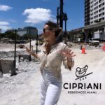 Claudia Albertario Instagram - Parada frente a la tierra donde ya comenzó la construcción de “Cipriani Residences Miami” En el vibrante barrio de Brickell, Miami #cipriani #brickell #miami #fortune