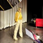 Claudia Albertario Instagram - Ya falta menos para el estreno mundial de “Bajo Terapia” en el Teatro 8!!! La comedia donde nada es lo que parece. De Matias Del Federico. Enero 11 a las 8.30pm Ya tienes tus tickets??? 🎫🎫🎫 ↣↣↣ Link bio↣↣↣ @teatro8 ↣↣↣ Call 📞 ↣↣↣ 1 (305)-541-4841 ↣↣↣La boutique de las mujeres 👗🧥@ybisboutique #teatro #comedia #comedy #teatro8