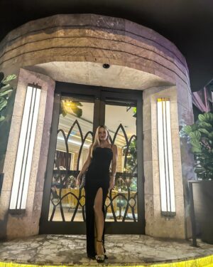 Claudia Albertario Instagram - Acá estoyyy… 
Primer entrega internacional del premio Martín Fierro Latino en Miami.
•
My dress Chiara Bonni ♡