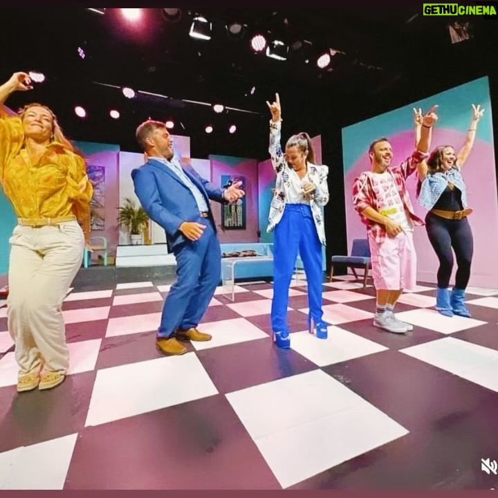 Claudia Albertario Instagram - Dumpcito del final de “Bajo Terapia” …. Es un hasta luego!! ☺️🥰❤️ Mas que enorme gratitud, hermoso equipo, optima simbiosis, ojalá que trabajar de lo que amas sea siempre asi de genial. Gracias gracias gracias!!! 🤩🤩 @jessicaalvarezdieguez @alejandrovales @matiasdelfe @gabygonzalezofficial @gabymartinsla @saulmauricio @teatro8 @bajoterapiamiami