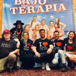Claudia Albertario Instagram - Dumpcito del final de “Bajo Terapia” …. Es un hasta luego!! ☺️🥰❤️ Mas que enorme gratitud, hermoso equipo, optima simbiosis, ojalá que trabajar de lo que amas sea siempre asi de genial. Gracias gracias gracias!!! 🤩🤩 @jessicaalvarezdieguez @alejandrovales @matiasdelfe @gabygonzalezofficial @gabymartinsla @saulmauricio @teatro8 @bajoterapiamiami