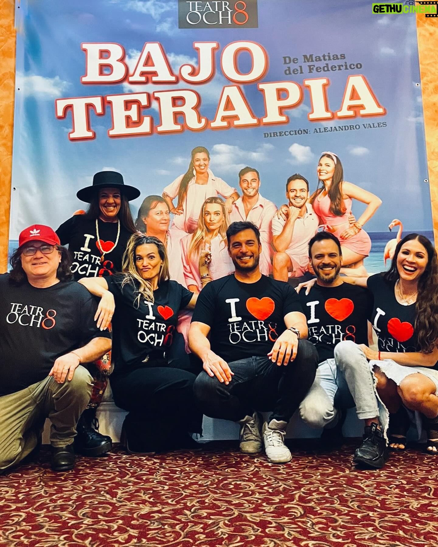 Claudia Albertario Instagram - Dumpcito del final de “Bajo Terapia” …. Es un hasta luego!! ☺️🥰❤️ Mas que enorme gratitud, hermoso equipo, optima simbiosis, ojalá que trabajar de lo que amas sea siempre asi de genial. Gracias gracias gracias!!! 🤩🤩 @jessicaalvarezdieguez @alejandrovales @matiasdelfe @gabygonzalezofficial @gabymartinsla @saulmauricio @teatro8 @bajoterapiamiami