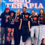 Claudia Albertario Instagram - Dumpcito del final de “Bajo Terapia” …. Es un hasta luego!! ☺️🥰❤️ Mas que enorme gratitud, hermoso equipo, optima simbiosis, ojalá que trabajar de lo que amas sea siempre asi de genial. Gracias gracias gracias!!! 🤩🤩 @jessicaalvarezdieguez @alejandrovales @matiasdelfe @gabygonzalezofficial @gabymartinsla @saulmauricio @teatro8 @bajoterapiamiami
