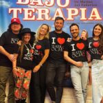 Claudia Albertario Instagram - Dumpcito del final de “Bajo Terapia” …. Es un hasta luego!! ☺️🥰❤️ Mas que enorme gratitud, hermoso equipo, optima simbiosis, ojalá que trabajar de lo que amas sea siempre asi de genial. Gracias gracias gracias!!! 🤩🤩 @jessicaalvarezdieguez @alejandrovales @matiasdelfe @gabygonzalezofficial @gabymartinsla @saulmauricio @teatro8 @bajoterapiamiami