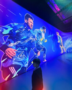 Claudia Albertario Instagram - Leo Messi… Copa America… Copa FIFA… Futbol por doquier…
Todo eso y mucho mas pasa por Miami.
Gracias por la experiencia que nos lleva a recorrer un pedacito de la vida de 10, el goat, el rey o como quieran llamarlo… pero es nuestro y es Argentino 🤍💙
Gracias totales!!! 🙌🙌
@mateuleo @redcarpetpr 
@primo.entertainment 

#messi #messiexperience #realestate #miami