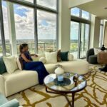 Claudia Albertario Instagram - Acompáñanos a recorrer junto a Claudia este increíble Penthouse en el Piso 27 de One Metropica! Un edificio creado por Yoo Design Studio by Philippe Starck ubicado en el centro del sur de la Florida, al lado del Sawgrass Mall. Últimas unidades disponibles de 2 & 3 ambientes desde 580K. Contacta a @claualbertariorealestate para más detalles 💫