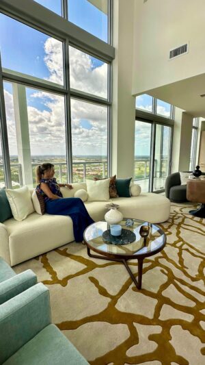 Claudia Albertario Instagram - Acompáñanos a recorrer junto a Claudia este increíble Penthouse en el Piso 27 de One Metropica!

Un edificio creado por Yoo Design Studio by Philippe Starck ubicado en el centro del sur de la Florida, al lado del Sawgrass Mall.

Últimas unidades disponibles de 2 & 3 ambientes desde 580K.

Contacta a @claualbertariorealestate para más detalles 💫
