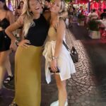 Claudia Albertario Instagram - Esos momentos únicos… así de divertidas siempre Anushka 🫶🫶 @analia_castellanos_ #friend #family #miami